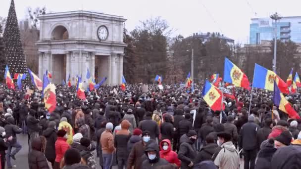 モルドバ共和国チシナウ- 2020年12月6日:モルドバの人々は、コロナウイルスに対する保護面を身に着けて、政府に抗議し、平和的な政治的デモのために会う — ストック動画
