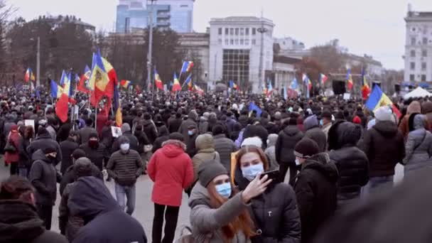 Chisinau, República de Moldavia - 06 de diciembre de 2020: El pueblo moldavo se reúne para una manifestación política pacífica, protestando contra el gobierno, usando máscaras protectoras contra el Coronavirus — Vídeos de Stock