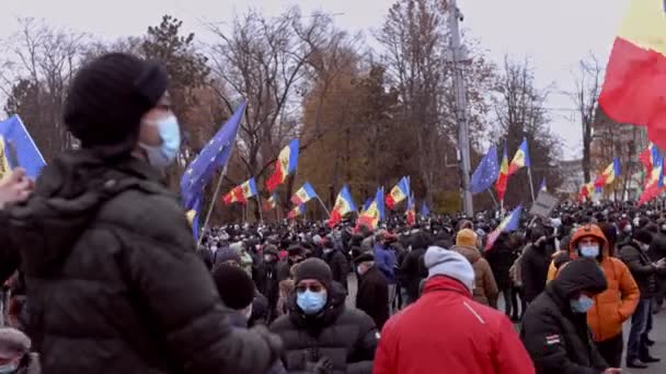 Chisinau, República de Moldavia - 06 de diciembre de 2020: El pueblo moldavo se reúne para una manifestación política pacífica, protestando contra el gobierno, usando máscaras protectoras contra el Coronavirus — Vídeo de stock