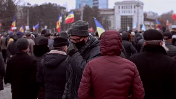 Chisinau, República de Moldavia - 06 de diciembre de 2020: El pueblo moldavo se reúne para una manifestación política pacífica, protestando contra el gobierno, usando máscaras protectoras contra el Coronavirus — Vídeos de Stock