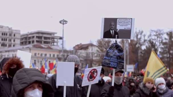 モルドバ共和国チシナウ- 2020年12月6日:政府に抗議し、平和的な政治デモ、保護を身に着けているモルドバとスローガンボードの国旗を保持する人々 — ストック動画