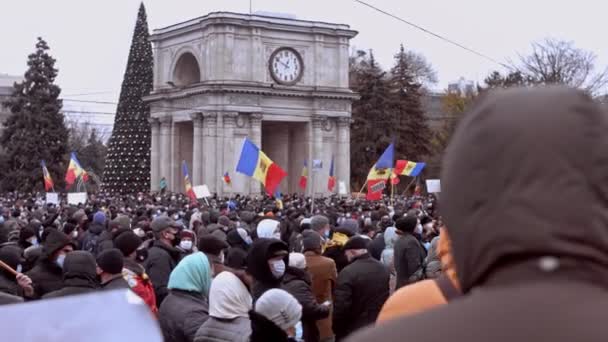Κισινάου, Δημοκρατία της Μολδαβίας - 06 Δεκεμβρίου 2020: ειρηνική πολιτική διαδήλωση, διαμαρτυρία κατά της κυβέρνησης, άνθρωποι που κρατούν εθνικές σημαίες της Μολδαβίας και πίνακες σλόγκαν, φορώντας προστατευτικά — Αρχείο Βίντεο