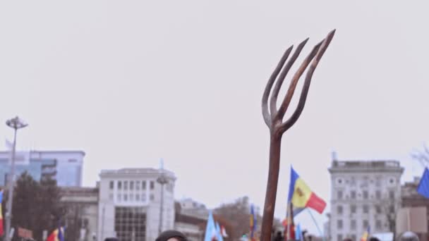 Κισινάου, Δημοκρατία της Μολδαβίας - 06 Δεκεμβρίου 2020: ειρηνική πολιτική διαδήλωση, διαμαρτυρία κατά της κυβέρνησης, άνθρωποι που κρατούν εθνικές σημαίες της Μολδαβίας και ένα πιρούνι ως σύμβολο διαμαρτυρίας — Αρχείο Βίντεο