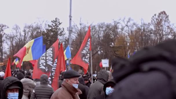 Chisinau, Republic of Moldova - December 06, 2020: Moldovan people meeting for a peaceful political demonstration, protesting against the government, wearing protective face masks against Coronavirus — Stock Video