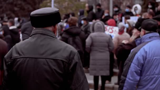 Chisinau, República da Moldávia - 06 de dezembro de 2020: pessoas moldavas segurando a placa com slogan em uma manifestação política pacífica, protestando contra o governo, usando máscaras protetoras — Vídeo de Stock