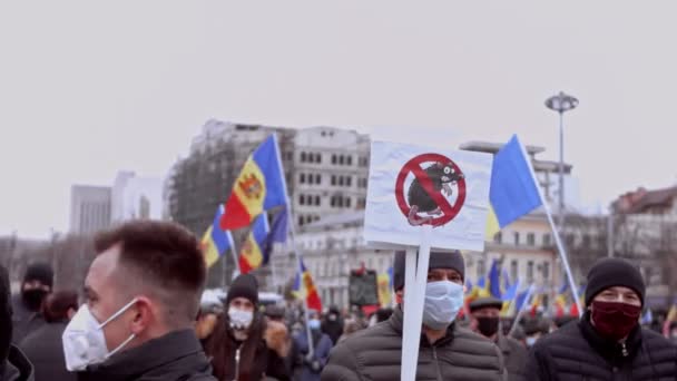 Chisinau, República da Moldávia - 06 de dezembro de 2020: manifestação política pacífica, protestando contra o governo, pessoas segurando bandeiras nacionais da Moldávia e quadros de slogan, vestindo proteção — Vídeo de Stock