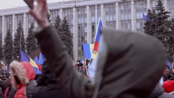 Кишинев, Республика Молдова - 06 декабря 2020 года: мирная политическая демонстрация, протесты против правительства, люди с национальными флагами Республики Молдова и лозунгами, одетые в защитные костюмы — стоковое видео