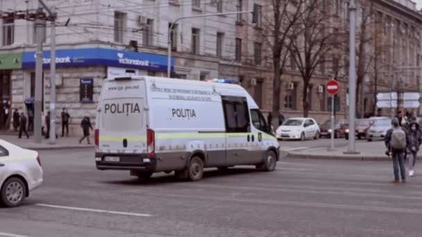 Κισινάου, Δημοκρατία της Μολδαβίας - 06 Δεκεμβρίου 2020: Αυτοκίνητο μολδαβών αστυνομικών για διατήρηση της τάξης κατά τη διάρκεια πολιτικής διαδήλωσης, φορώντας προστατευτικές μάσκες προσώπου κατά του Coronavirus COVID-19. — Αρχείο Βίντεο