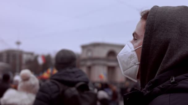 Chisinau, Moldova 공화국 - 2020 년 12 월 6 일: 몰도바 사람들이 코로나 바이러스에 대항하여 얼굴을 보호하는 마스크를 쓰고 정부에 대항하는 평화적 인 정치적 시위를 위해 모였다 — 비디오