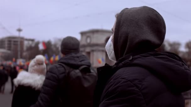 Chisinau, Republiek Moldavië - 06 december 2020: Moldavische mensen ontmoeten elkaar voor een vreedzame politieke demonstratie, protesteren tegen de regering, dragen beschermende gezichtsmaskers tegen het Coronavirus — Stockvideo