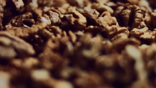 Makro ořechů. Produkt bohatý na minerály a vitamíny. Jádra vlašských ořechů. — Stock video