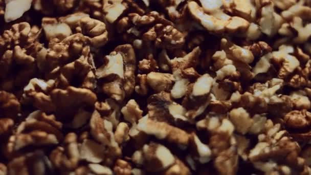 Macro de nuez. Producto rico en minerales y vitaminas. Núcleos de nueces. — Vídeo de stock