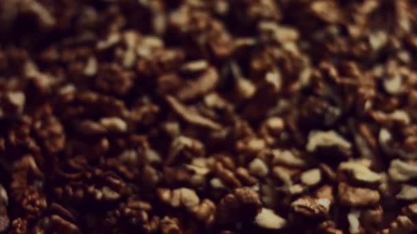 Macro noix. Produit riche en minéraux et vitamines. Cerneaux de noix tombant en pile dans le processus de production. Vidéo 4K — Video