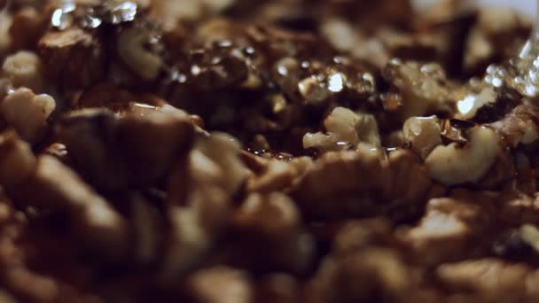 Walnussmakro. Produkt reich an Mineralien und Vitaminen. Honig auf Walnusskernen für eine gesunde Zwischenmahlzeit. 4K-Video — Stockvideo