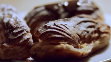 Fransız tatlısı- çikolatalı ekler. Erimiş çikolatayı eklerin üzerine döküyorum. 4k video