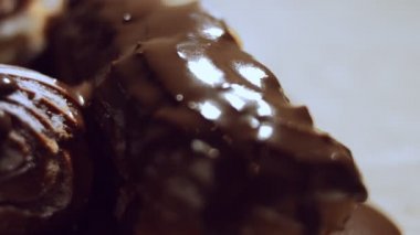 Fransız tatlısı- çikolatalı ekler. Çikolata eklerinin makro görüntüsü. 4k video.
