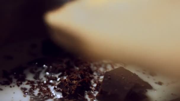 Chocolate líquido hecho en casa. Chocolate negro derretido en una sartén metálica. Proceso de fusión de chocolate mezclado con leche caliente. Vídeo 4K — Vídeos de Stock