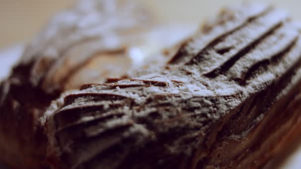 Francia desszert, csokis eklair. Olvadt csokit öntök eclairekre. 4k videó — Stock videók