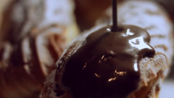 Fransk dessert- choklad eclair. Häll smält choklad på eclairs. 4k-video — Stockvideo