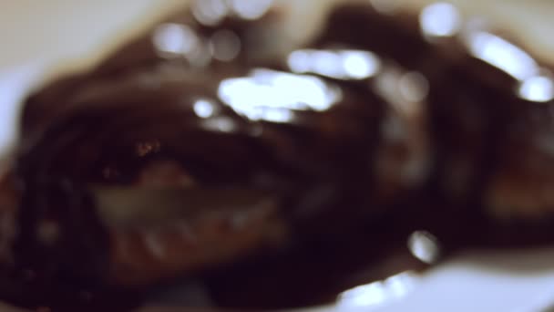 Francuski deser... czekoladowa eklerka. Widok makro czekoladowych eklerek. Nagranie 4k. Spowolnienie — Wideo stockowe
