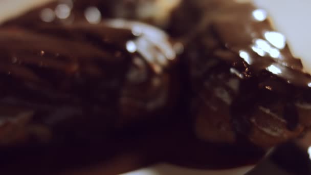 Γαλλικό επιδόρπιο, σοκολατένιο εκλέρ. Μακροσκοπική άποψη των εκλέρ σοκολάτας. Βίντεο 4k. — Αρχείο Βίντεο