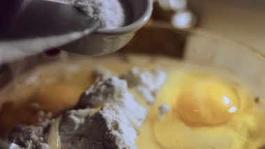 Undan elde edilen hamur işlemini kapat. Cam kaseye tuz, un ve yumurta yığını ekliyorum. Ravioli hazırlama işlemi. 4K video.