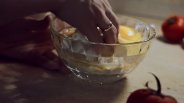 Kadın eli cam kasede yemek malzemelerini karıştırıyor. Ravioli için hamur yoğurur. Evde ravioli hazırlama süreci. 4K video