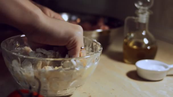 Close-up vrouwelijke hand mengen voedselingrediënten in glazen kom. Hand kneedt deeg voor ravioli. Proces van de bereiding van ravioli thuis. 4K-video — Stockvideo