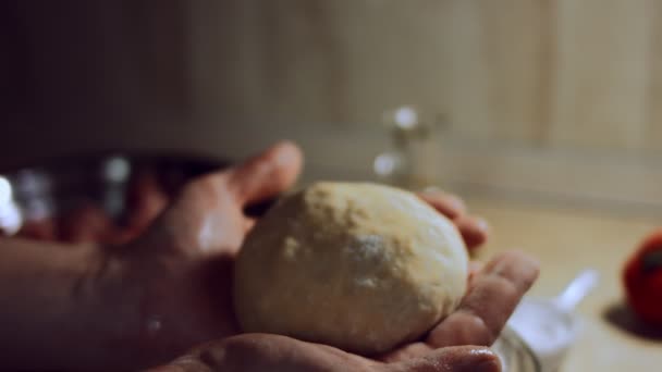 Close-up vrouwelijke hand die deeg vasthoudt voor ravioli. Proces van de bereiding van ravioli thuis. 4K-video — Stockvideo