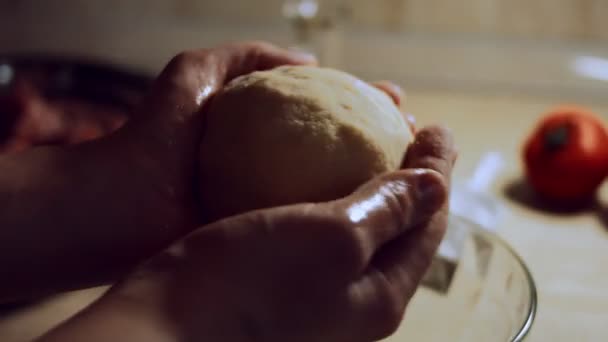 Close-up vrouwelijke hand die deeg vasthoudt voor ravioli. Proces van de bereiding van ravioli thuis. 4K-video — Stockvideo