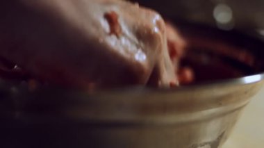 Ravioli dolgu malzemelerinin karışımı. Metalik bir kasede kıyma, soğan, yumurta, tuz ve karabiber karışımı. Evde ravioli hazırlama süreci. 4 K video