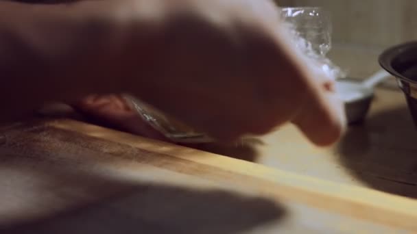 Close-up vrouwelijke hand snijden deeg voor raviolli in twee stukken. Proces van de bereiding van ravioli thuis. 4K-video — Stockvideo