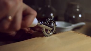 Kadın eli ahşap bir tahtanın kenarlarını kesmek için ravioli jant kesicisi kullanıyor. Evde ravioli hazırlama süreci. 4K video, yakın plan.