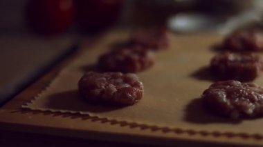 Hamur üzerinde et dolgusu. Tipik bir İtalyan yemeği olan ravioli hazırlamak, eski İtalyan geleneğine göre ev yapımı. 4K video.