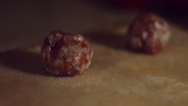 Albóndigas colocadas sobre la masa. Preparación de ravioles, un plato típico italiano, hecho en casa según la antigua tradición italiana. Vídeo 4K. Lento. — Vídeos de Stock