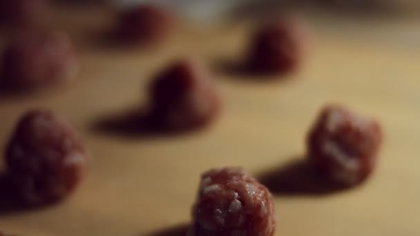 Close-up de mulheres mão moldando almôndegas na massa de farinha. Preparação de ravioli, um prato típico italiano, caseiro de acordo com a antiga tradição italiana. Vídeo 4K. — Vídeo de Stock