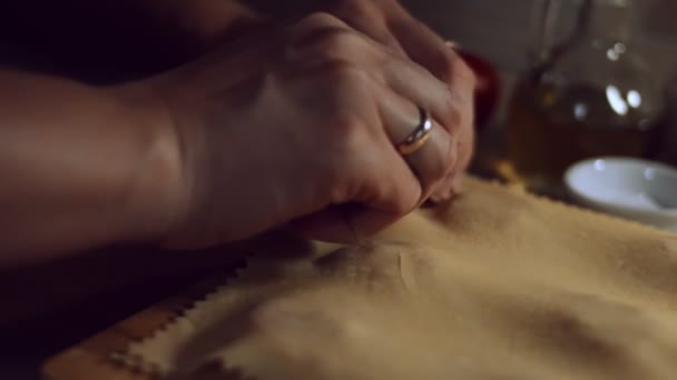 Κοντινό πλάνο των γυναικών χέρια κολλήσει τα φύλλα της ζύμης με γέμιση κρέατος στο εσωτερικό. Προετοιμασία ραβιόλια, ένα τυπικό ιταλικό πιάτο, σπιτικό σύμφωνα με την αρχαία ιταλική παράδοση. Βίντεο 4K. — Αρχείο Βίντεο
