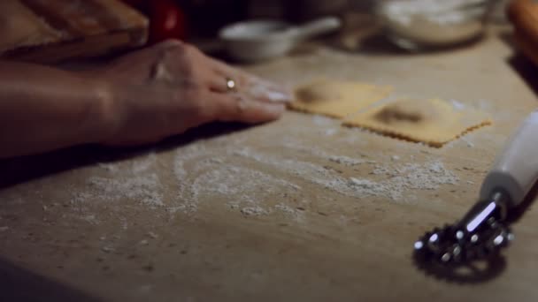 Närbild av kvinnor hand placera ravioli på bordet efter att ha skurits. Lagar ravioli, en typisk italiensk maträtt, hemlagad enligt den gamla italienska traditionen. 4K-video — Stockvideo