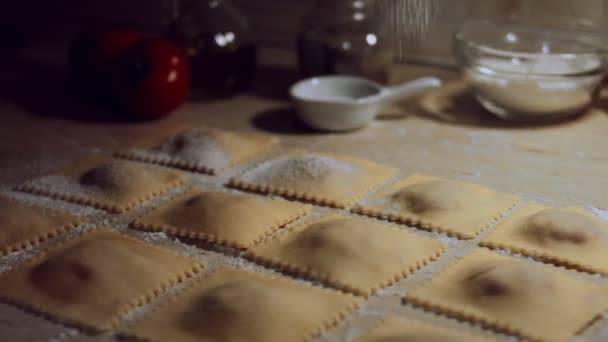 Gros plan de verser de la farine sur des raviolis fraîchement préparés. Préparation de raviolis, un plat typiquement italien, maison selon l'ancienne tradition italienne. Vidéo 4K — Video