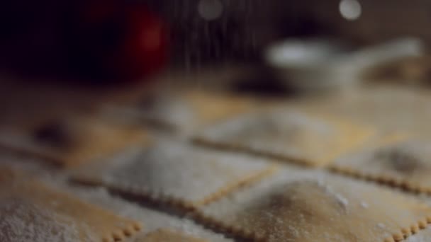Närbild av hälla mjöl på nylagad ravioli. Lagar ravioli, en typisk italiensk maträtt, hemlagad enligt den gamla italienska traditionen. 4K-video, makro — Stockvideo