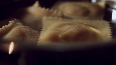 Makro manzaramız sıcak suyla tavada pişen ravioli. Tipik bir İtalyan yemeği olan ravioli hazırlamak, eski İtalyan geleneğine göre ev yapımı. 4K video
