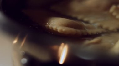 Makro manzaramız sıcak suyla tavada pişen ravioli. Tipik bir İtalyan yemeği olan ravioli hazırlamak, eski İtalyan geleneğine göre ev yapımı. 4K video