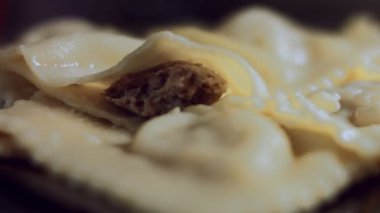 Makro pişmiş ravioli manzarası. Tipik bir İtalyan yemeği olan ravioli hazırlamak, eski İtalyan geleneğine göre ev yapımı. 4K video