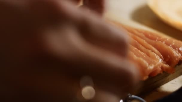 Pancake berwarna-warni tipis. Close-up of womans hand lay salmon slices as fill on red pancake anointed with creamy cheese on a wood board. Putar panekuknya. Efek mimpi gerak lambat. 4K — Stok Video