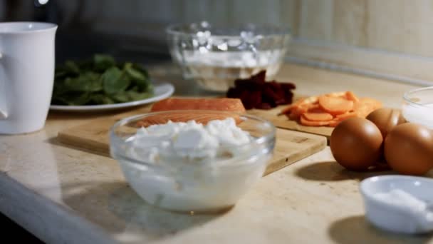 Dünne leckere bunte Pfannkuchen. Nahaufnahme von Zutaten für die Zubereitung roter, gelber und grüner Pfannkuchen mit Frischkäse und Lachsfüllung. 4K-Video. — Stockvideo