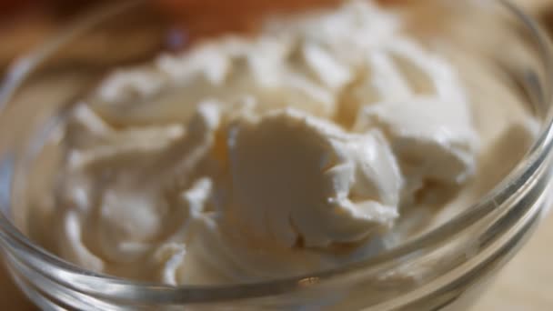 Detailní záběr misky zakysané smetany nebo řeckého jogurtu. Video 4K — Stock video