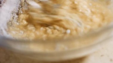 Taze yumurta ve unu cam bir kasede çelik elle karıştırmak. Krep hazırlama süreci. 4K video