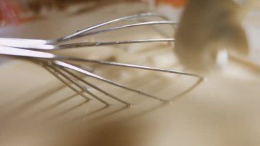 Taze yumurta, un ve sütü cam bir kasede çelik elle karıştırmak. Ekşi krema ekliyorum. Krep hazırlama süreci. 4K video, makro görünüm