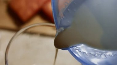 Bir bardağa krep hamuru döküyorum. Krep hazırlama süreci. 4K video