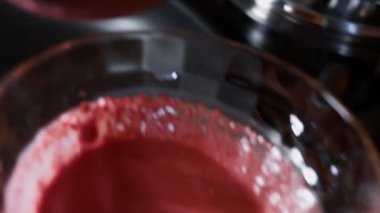 Krep pişirmek için tavaya kırmızı krep hamuru döküyorum. Renkli krep hazırlama süreci. 4K video, üst görünüm